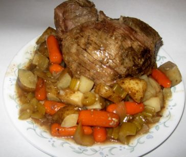 Slow Cooker Top Round Roast with Potatoes and Vegetables - loversrecipes