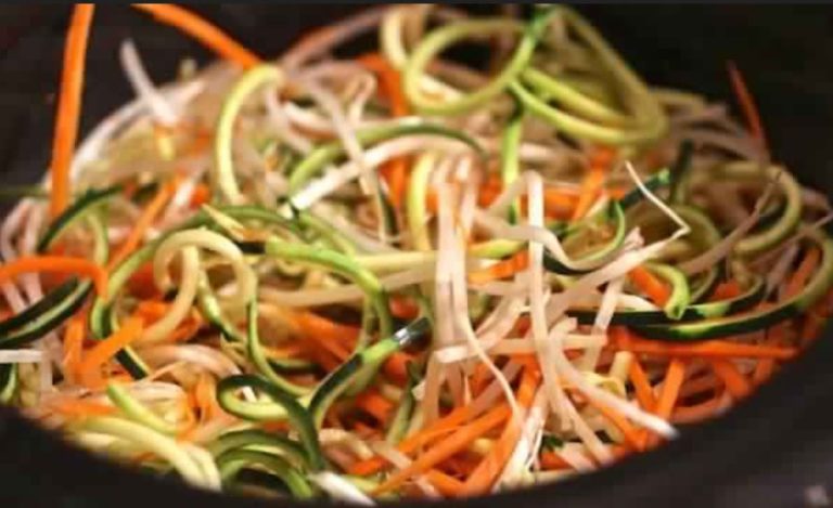 Slow Cooker Veggie Noodle Soup