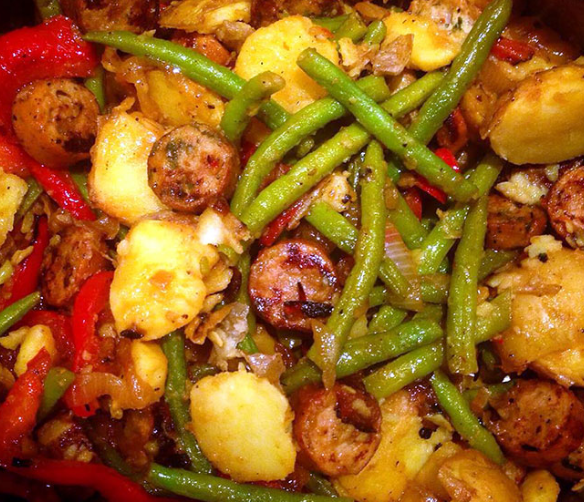 SAUSAGES, ONIONS, POTATOES, PEPPERS AND GREEN BEANS