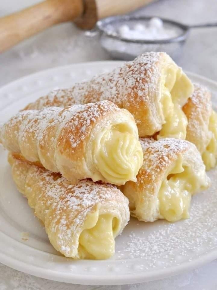 *Italian-Cream-Stuffed-Cannoncini-Recipe*