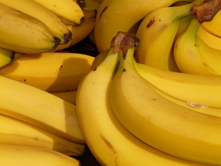 This simple trick will stop bananas going brown. This is so useful!